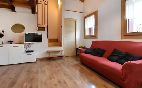 La Corte di Marga - Casa Gustet: Piso, Diseño De Interiores, Madera, Suelo, Mueble, Suelos De Madera, Habitación, Techo, Casa, Sala