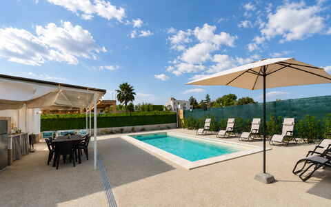 Villa Cosentini: Piscina, Mueble Para Exteriores, Recurso, Paraguas, Mueble, Material Compuesto, Eco Hotel, Sunlounger, Sombra, Silla