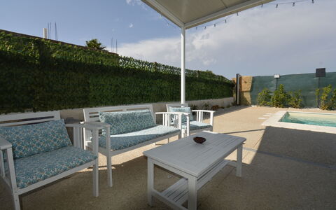 Villa Cosentini: Mueble, Mueble Para Exteriores, Silla, Mesa, Suelo, Piso, Piscina, Mesa Al Aire Libre, Material Compuesto, Sombra