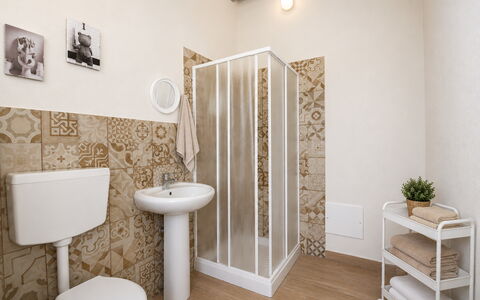 Villa Cosentini: Piso, Suelo, Arreglo De Tubería, Baño, Loseta, Asiento Del Baño, Baño, Papel Pintado, Plomería