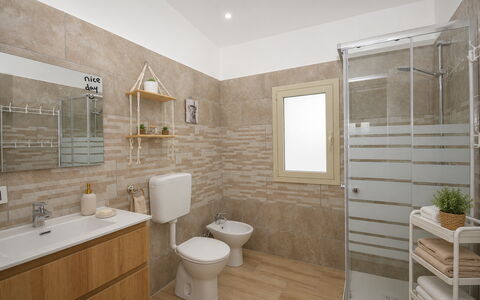 Villa Cosentini: Pared, Piso, Suelo, Arreglo De Tubería, Asiento Del Baño, Baño, Baño, Lavabo, Diseño De Interiores, Loseta