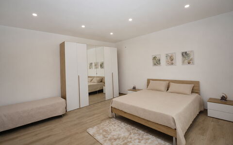 Villa Cosentini: Mueble, Cama, Diseño De Interiores, Habitación, Suelo, Piso, Pared, Madera, Habitación, Lecho