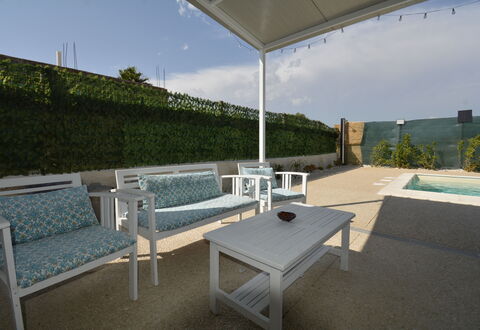 Villa Cosentini: Mueble, Mueble Para Exteriores, Silla, Mesa, Suelo, Piso, Piscina, Mesa Al Aire Libre, Material Compuesto, Sombra