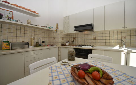 Villa del Monte: Piso, Diseño De Interiores, Mueble, Suelo, Cocina, Mostrador, Techo, Encendiendo, Habitación, Gabinetes
