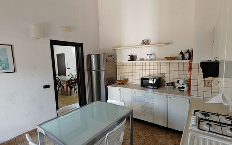 Villa del Monte: Mueble, Piso, Diseño De Interiores, Suelo, Cocina, Encendiendo, Habitación, Techo, Mostrador, Aparato De Cocina
