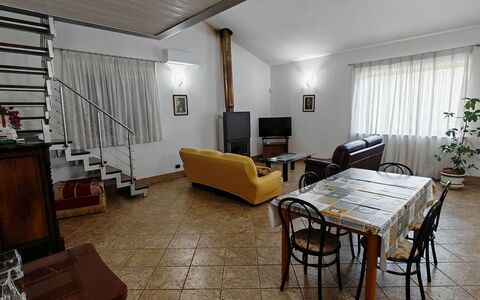 Villa del Monte: Mueble, Diseño De Interiores, Piso, Suelo, Madera, Techo, Habitación, Sofá, Encendiendo, Sala