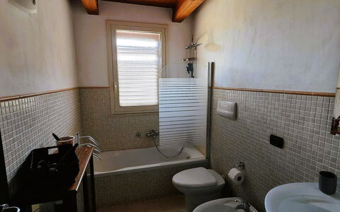Villa del Monte: Pared, Arreglo De Tubería, Piso, Suelo, Plomería, Loseta, Baño, Material Compuesto, Grifo, Lavabo Del Baño