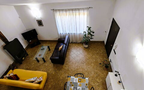 Villa del Monte: Mueble, Diseño De Interiores, Piso, Suelo, Pared, Sofá, Madera, Habitación, Techo, Sala