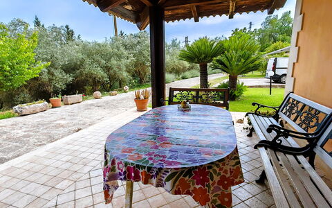 Villa del Monte: Mueble, Silla, Mueble Para Exteriores, Jardín, Losa, Sombra, Patio Interior, Mesa Al Aire Libre, Yarda, Paisajismo