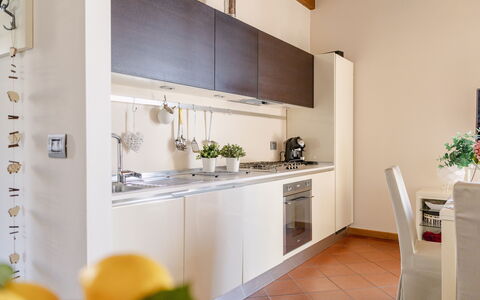 Serafini Holiday Home: Cocina, Aparato De Cocina, Mostrador, Electrodoméstico, Diseño De Interiores, Piso, Mueble, Gabinetes, Casa, Departamento