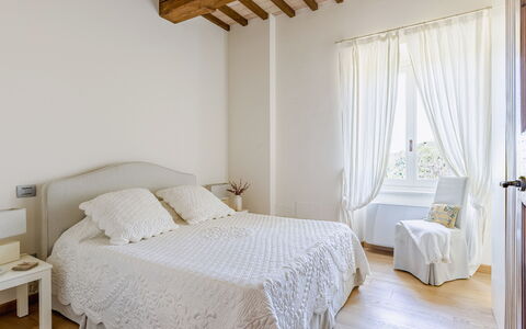 Serafini Holiday Home: Mueble, Cama, Diseño De Interiores, Habitación, Lecho, Sábana, Suelo, Pared, Piso, Linos