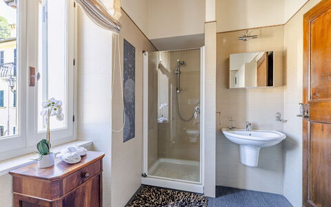 Serafini Holiday Home: Piso, Suelo, Arreglo De Tubería, Baño, Diseño De Interiores, Plomería, Habitación, Puerta, Baño, Grifo
