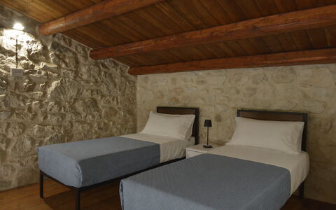 Villa Palmento: Pared, Mueble, Diseño De Interiores, Habitación, Suelo, Cama, Marco De La Cama, Pared De Piedra, Habitación, Lecho