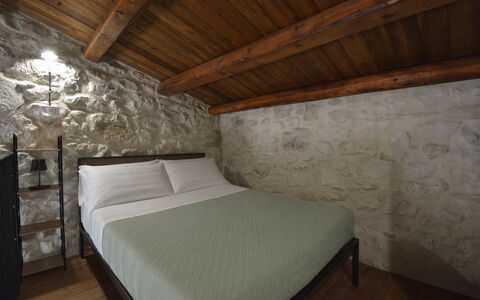 Villa Palmento: Pared, Habitación, Techo, Marco De La Cama, Cama, Lecho, Pared De Piedra, Sábana, Linos, Colchón