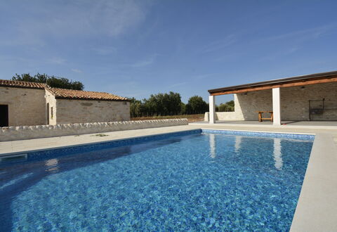 Villa Palmento: Piscina, Material Compuesto, Inmuebles, Fuente De Agua, Loseta, Villa, Hacienda