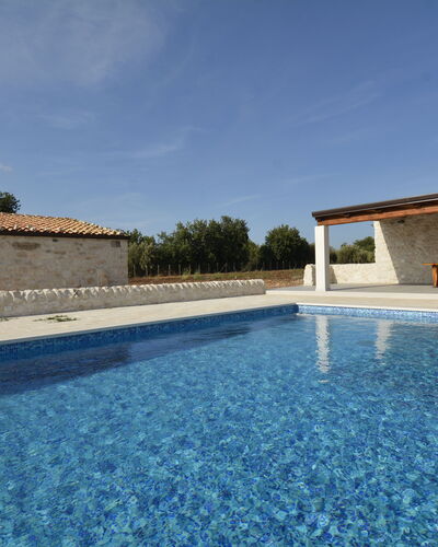 Villa Palmento: Piscina, Material Compuesto, Inmuebles, Fuente De Agua, Loseta, Villa, Hacienda
