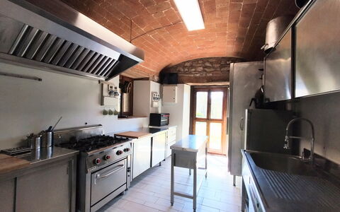 Villa Campo al Vento - Country Farm: Cocina, Mostrador, Aparato De Cocina, Estufa De Cocina, Electrodoméstico, Encendiendo, Techo, Diseño De Interiores, Estufa, Electrodoméstico