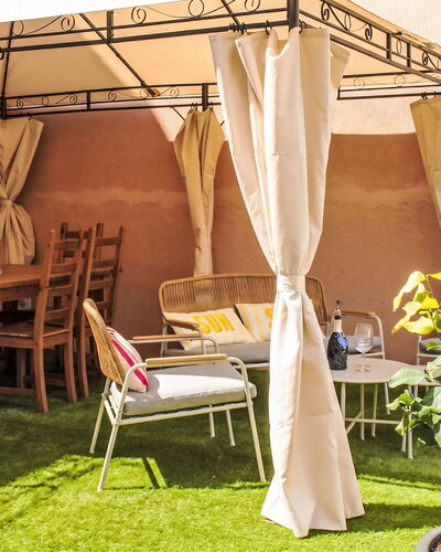 Terrazza Segreta Around Como Lake: Mueble, Mueble Para Exteriores, Pabellón, Kiosko, Mesa Al Aire Libre, Jardín, Maceta, Estructura Al Aire Libre, Sombra, Tienda