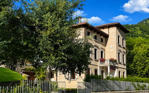 Villa 900 Design & Hills Escape: Barrio Residencial, Casa, Arbusto, Casa, Asentamientos Humanos, Balcón, Jardín, Césped, Inmuebles