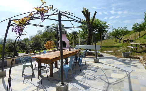 Villa 900 Design & Hills Escape: Jardín, Sombra, Estructura Al Aire Libre, Mueble Para Exteriores, Yarda, Paisajismo, Mesa Al Aire Libre, Parque, Patio Interior, Pérgola
