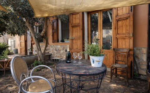 Ranch Salomonello: Mueble, Madera, Silla, Mueble Para Exteriores, Mesa, Mesa Al Aire Libre, Maceta, Puerta, Cocina Y Comedor Mesa, Losa
