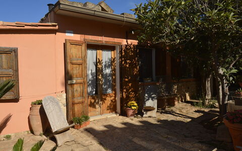 Ranch Salomonello: Maceta, Puerta, Planta De Casa, Sombra, Jardín, Inicio De La Puerta, Patio Interior, Yarda, Manchas De Madera, Silla