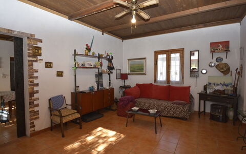 Ranch Salomonello: Mueble, Piso, Diseño De Interiores, Madera, Suelo, Mesa, Techo, Silla, Habitación, Encendiendo