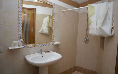 Ranch Salomonello: Lavabo Del Baño, Baño, Arreglo De Tubería, Pared, Lavabo, Piso, Espejo, Grifo, Suelo, Diseño De Interiores