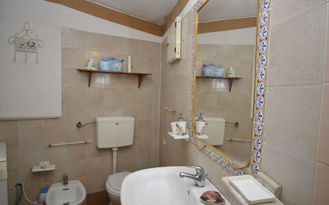 Ranch Salomonello: Lavabo Del Baño, Baño, Arreglo De Tubería, Pared, Lavabo, Diseño De Interiores, Piso, Suelo, Espejo, Grifo