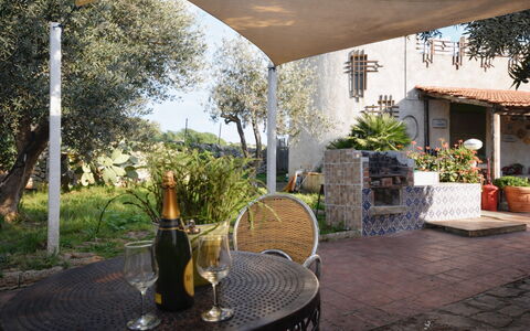 Ranch Salomonello: Mueble, Mueble Para Exteriores, Sombra, Silla, Mesa Al Aire Libre, Jardín, Losa, Estructura Al Aire Libre, Patio Interior, Patio