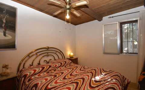 Ranch Salomonello: Diseño De Interiores, Pared, Mueble, Cama, Habitación, Madera, Techo, Sábana, Lecho, Piso