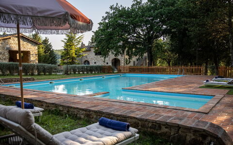 Maison Badia a Passignano: Piscina, Recurso, Fuente De Agua, Inmuebles, Hacienda, Eco Hotel, Ocio, Jardín, Mueble Para Exteriores, Sombra
