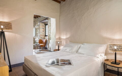 Maison Badia a Passignano: Pared, Mueble, Diseño De Interiores, Piso, Habitación, Cama, Suelo, Techo, Textil, Sábana