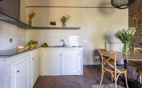 Maison Badia a Passignano: Pared, Diseño De Interiores, Piso, Madera, Mueble, Mostrador, Cocina, Suelo, Gabinetes, Arreglo De Tubería