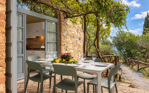 Casa Stella Serena, Casole D'Elsa, Pool: Mueble, Cocina Y Comedor Mesa, Silla, Mesa, Vajilla, Mueble Para Exteriores, Mesa Al Aire Libre, Restaurante, Comedor, Manteles