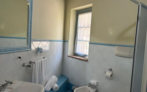 Casa Stella Serena, Podere le Scopaie, Pool: Lavabo Del Baño, Diseño De Interiores, Piso, Arreglo De Tubería, Baño, Suelo, Mueble, Lavabo, Grifo, Plomería