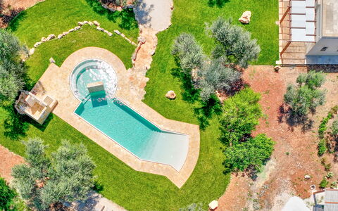 Le Camere di Corte Kalia by Raro Rooms: Piscina, Jardín, Patio Interior, Paisajismo, Fuente De Agua, Recurso, Césped, Yarda, Inmuebles, Hacienda