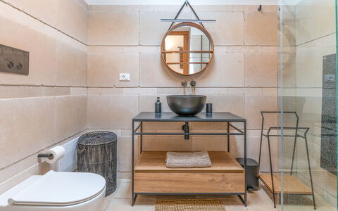 Le Camere di Corte Kalia by Raro Rooms: Piso, Arreglo De Tubería, Suelo, Diseño De Interiores, Loseta, Baño, Plomería, Grifo, Cerámico, Lavabo