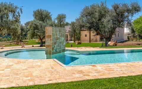 Le Camere di Corte Kalia by Raro Rooms: Azul, Piscina, Jardín, Paisajismo, Fuente De Agua, Césped, Sombra, Yarda, Patio Interior, Parque
