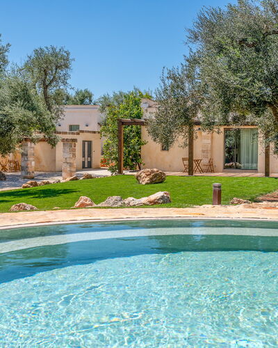 Le Camere di Corte Kalia by Raro Rooms: Piscina, Inmuebles, Recurso, Jardín, Sombra, Hacienda, Patio Interior, Paisajismo, Yarda, Fuente De Agua