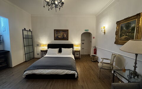 Maison D'Alice: Habitación, Cama, Mueble, Diseño De Interiores, Piso, Suelo, Sábana, Lecho, Techo, Encendiendo