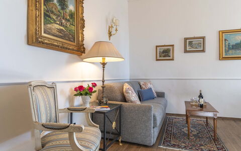 Maison D'Alice: Mueble, Diseño De Interiores, Sofá, Piso, Sala, Marco, Habitación, Encendiendo, Suelo, Mesa