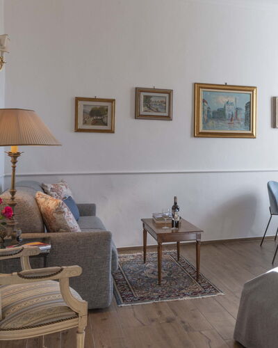 Maison D'Alice: Mueble, Diseño De Interiores, Piso, Madera, Suelo, Habitación, Marco, Encendiendo, Mesa, Sala