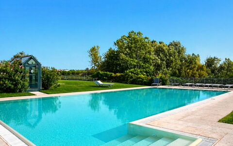 Preseglie Lake Garda: Piscina, Azul, Agua, Recurso, Material Compuesto, Fuente De Agua, Sombra, Ocio, Eco Hotel, Jardín
