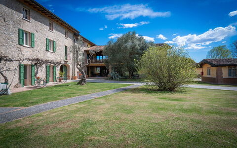 Preseglie Lake Garda: Inmuebles, Césped, Jardín, Hacienda, Yarda, Patio Interior, Casa De Campo, Paisajismo, Patio, Villa