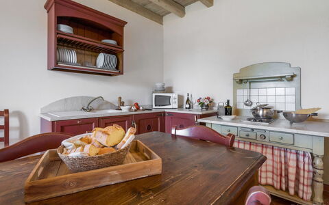 Preseglie Lake Garda: Mueble, Cocina, Madera, Aparato De Cocina, Diseño De Interiores, Gabinetes, Piso, Mostrador, Techo, Cajón