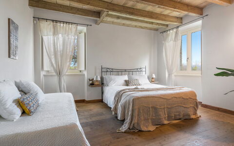 Preseglie Lake Garda: Cama, Mueble, Diseño De Interiores, Habitación, Lecho, Suelo, Piso, Pared, Sábana, Madera