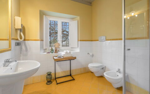 Preseglie Lake Garda: Piso, Diseño De Interiores, Arreglo De Tubería, Suelo, Techo, Plomería, Casa, Grifo, Habitación, Baño