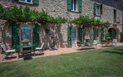 Preseglie Lake Garda: Mueble Para Exteriores, Mesa Al Aire Libre, Jardín, Patio, Maceta, Villa, Planta De Casa, Hacienda, Patio Interior