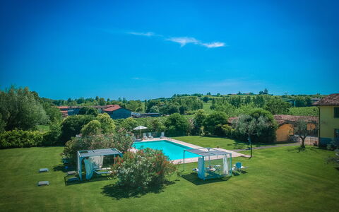 Preseglie Lake Garda: Azul, Piscina, Inmuebles, Césped, Ocio, Recurso, Eco Hotel, Paisajismo, Hacienda, Parque